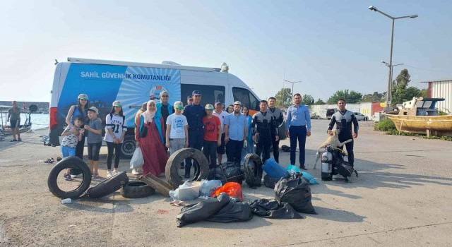 Dalgıçlar denizde, öğrenciler sahilde temizlik yaptı