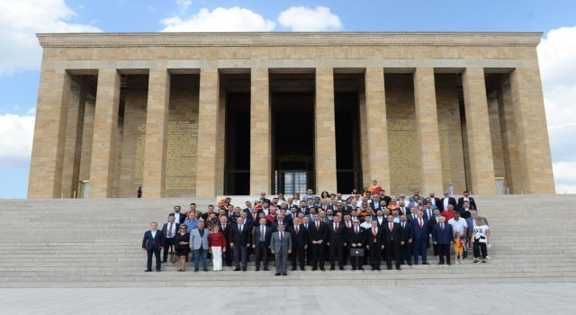 Dursun Özbek, kurullarıyla birlikte Anıtkabiri ziyaret etti