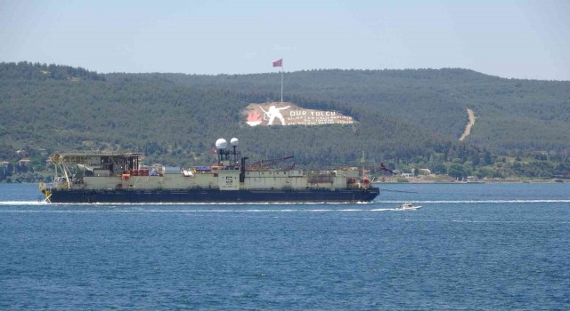 Karadenizde bulunan doğalgazın taşınması için sığ denizlere boru serpecek olan ‘Castoro 10 isimli gemi Çanakkale Boğazından geçti