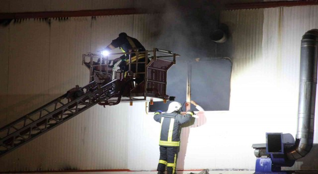 Karamanda bisküvi fabrikasında yangın çıktı, 10 işçi dumandan etkilendi