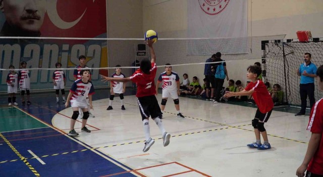 Manisada Mini Voleybol coşkusu