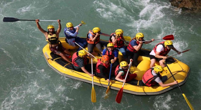 Öğretmen ve öğrenciler, Munzur Nehrinde rafting heyecanı yaşadı