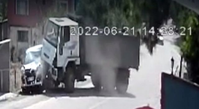Osmaniye’de hafif ticari araç kamyona çarptı, 1 kişinin yaralandığı o anlar güvenlik kamerasına yansıdı