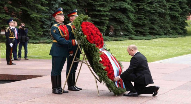 Putin, Meçhul Asker Anıtına çelenk bıraktı