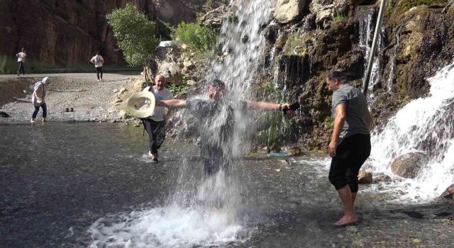 Sıcaktan bunalan vatandaşlar doğal şelalede serinleniyor