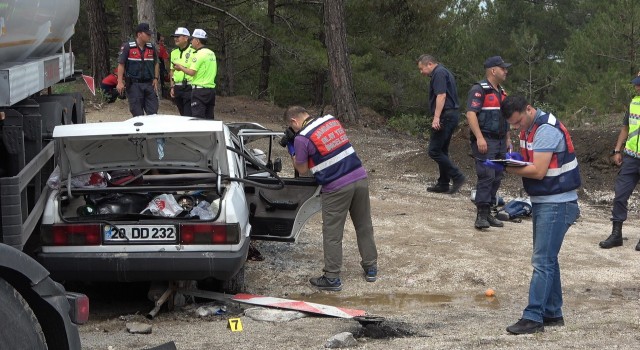 Tırla otomobilin çarpışması sonucu aynı aileden 3 kişi öldü, 2 kişi ağır yaralandı