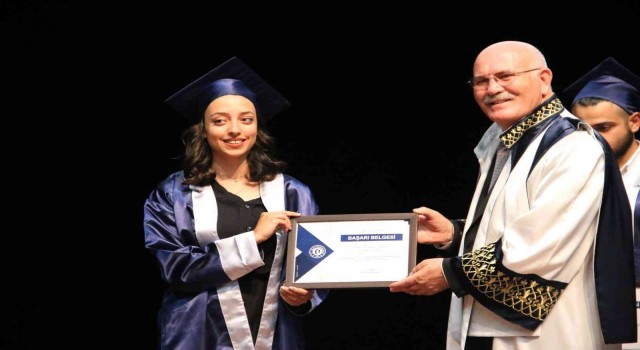 Uşak Üniversitesi mezunlarını meslek yaşamlarına coşkuyla uğurladı