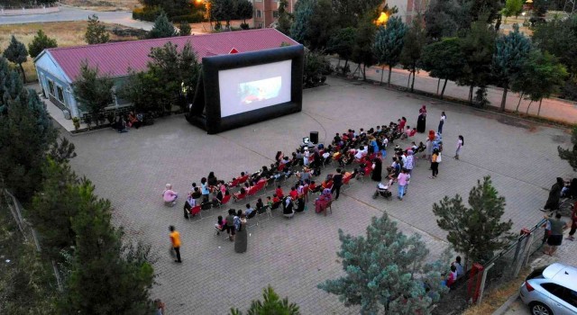 Yenişehir ilçesinde mahallede spor ve sinema etkinliği