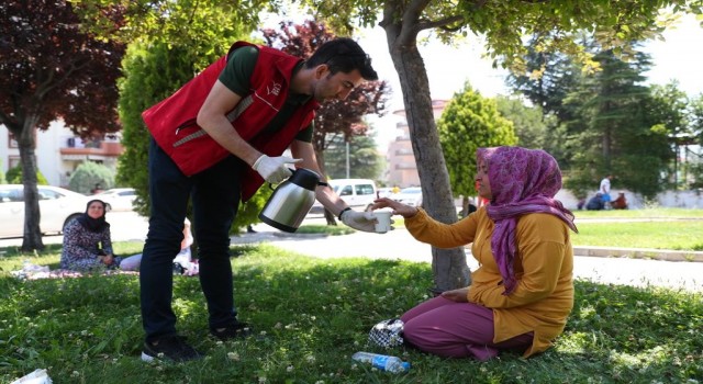 YKSye giren öğrencilere ve ailelerine ikram