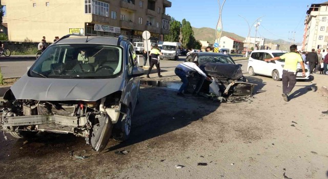 Yüksekovada zincirleme trafik kazası: 4 yaralı