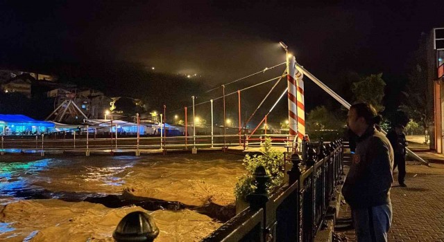 Zonguldakın Devrek ilçesinde birçok köy yolu ulaşıma kapatıldı