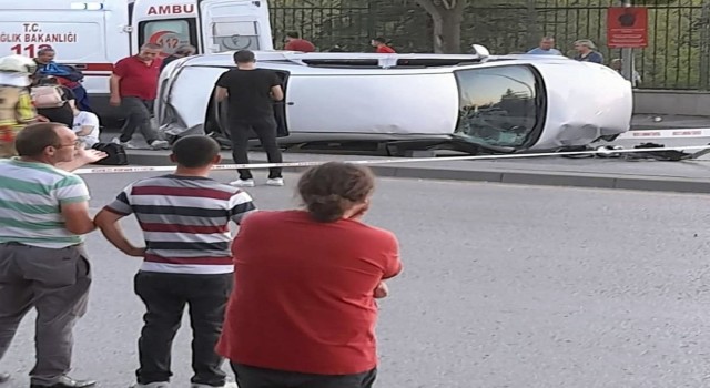 Ankarada otomobil otobüs durağına daldı: 6 yaralı