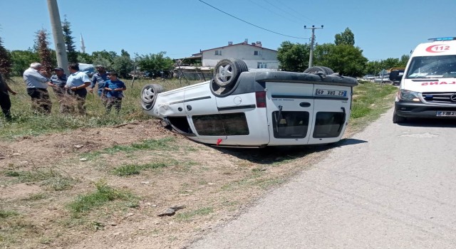 Konyada hafif ticari araç takla attı: 2 yaralı