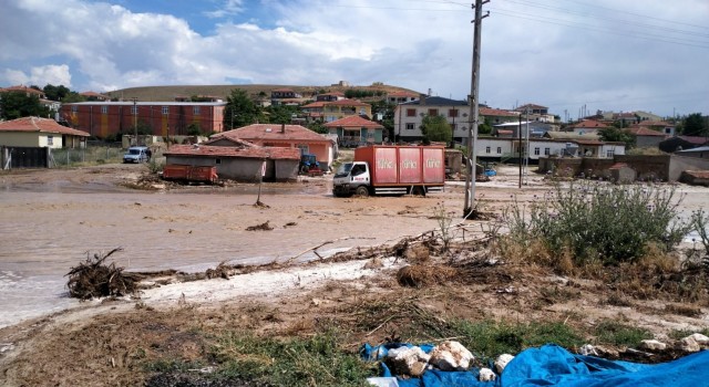 Konyanın Yunak ilçesinde şiddetli yağış sele neden oldu