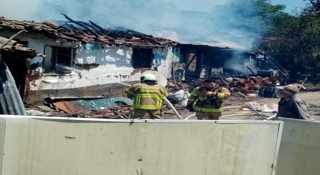 Manyasta ev yangını: 2 yaralı