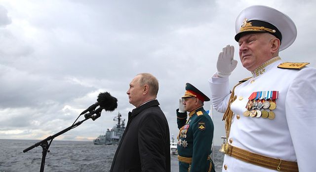 Rusya Devlet Başkanı Vladimir Putin, Rus donanması geçit törenine katıldı