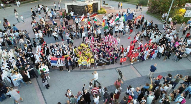 Yalova Uluslararası 2. Yürüyen Köşk Müzik ve Dans Çocuk Festivali başladı