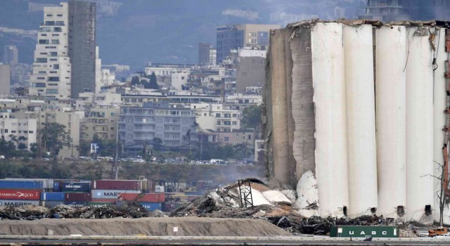 Beyrut Limanındaki patlamanın 2nci yıl dönümünde ağır hasar gören tahıl silosunda kısmi çökme