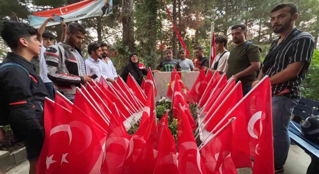 Eren Bülbülü korurken 41 kurşunla şehit olan Astsubay Ferhat Gedikin kabrine 41 Türk bayrağı dikildi