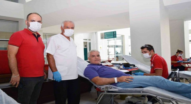 Sağlıkçılardan kan bağışı