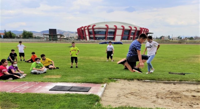 Spor Okulları Balıkesirde de tüm spor tesislerinde devam ediyor