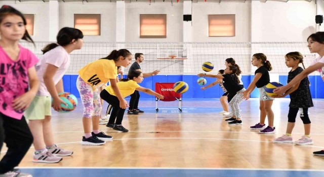 Tepebaşında 250 çocuk uzman eğitmenler eşliğinde voleybol kursunda