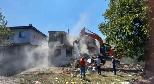 Yenicede afetten zarar gören 8 evin daha yıkım işlemleri başladı