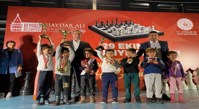 Beyoğlunda düzenlenen “29 Ekim Cumhuriyet Bayramı Satranç Turnuvası” ödülleri sahiplerini buldu