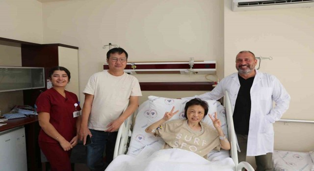 Pamukkalede düşerek kalçasını kıran Singapurlu turist, Cerrahi Hastanesinde sağlığına kavuştu
