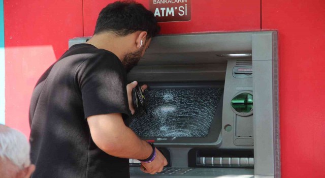 Para çekmeye gelenler ATMlerin parçalanmış camlarıyla karşılaştı