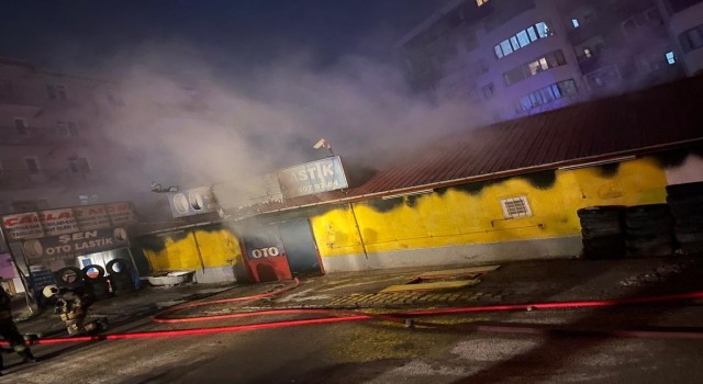 Ankarada yan yana bulunan 3 dükkan yandı