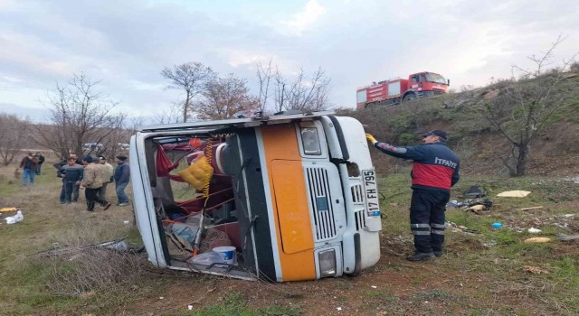 Çanakkalede minibüs tarlaya uçtu: Uzman erbaş hayatını kaybetti, 9 kişi yaralandı