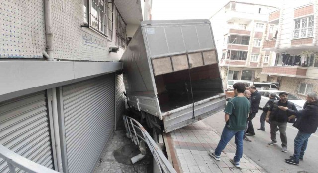 Sultangazide freni boşalan kamyonet binaya çarptı