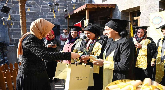 Diyarbakırda okuma yazma öğrenen kadınlar kep attı