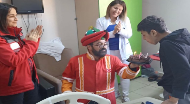 Diyarbakırda depremzede çocuğa hastanede Karagöz-Hacivatlı doğum günü sürprizi