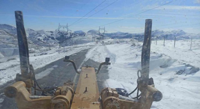 Okullar açılmadan Toros Dağlarının karlı yolları açıldı