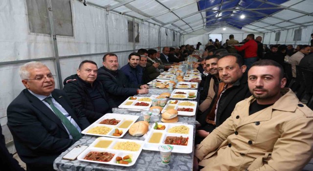 Başkan Böcek, Gaziantepte depremzedelerle iftar yaptı