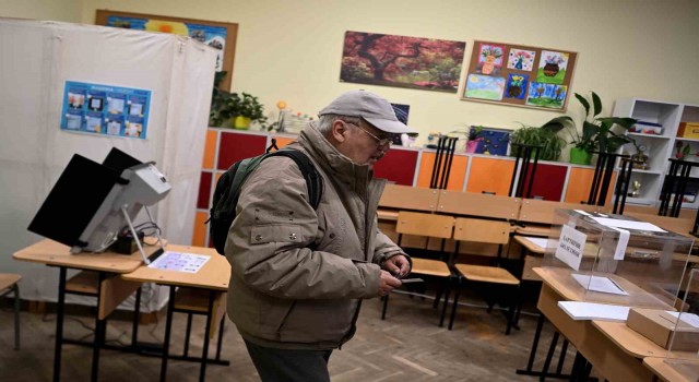 Bulgaristanda halk erken genel seçimler için sandık başında