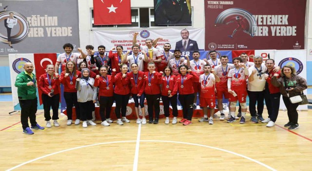 Gölcükün işitme engelliler kadın ve erkek voleybol takımı 3. kez Türkiye şampiyonu oldu