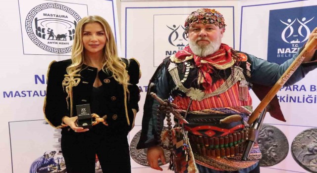 Ünlü moda tasarımcısı Sert, EMITT Fuarındaki Nazilli standına hayran kaldı