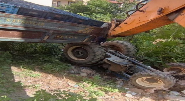 Bilecikte devrilen traktörün altında kalan sürücü hayatını kaybetti
