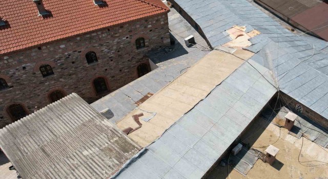 Bursada tarihi çarşının çatısındaki kurşunları çaldılar