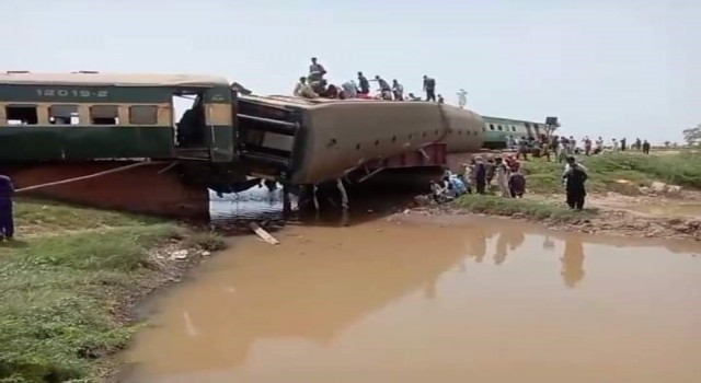Trenin raydan çıktığı Pakistan'da 22 kişi öldü