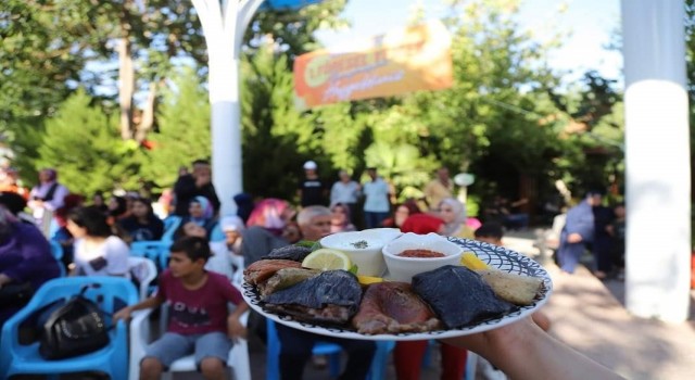 Erganide yöresel yemeklerin unutulmaması için yarışma düzenledi