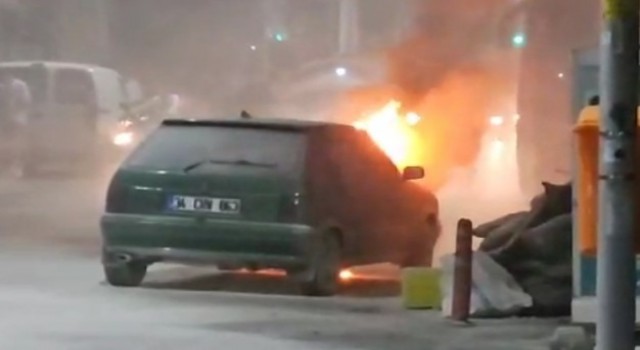 Sultangazide alev alev yanan otomobil vatandaşlar tarafından söndürüldü