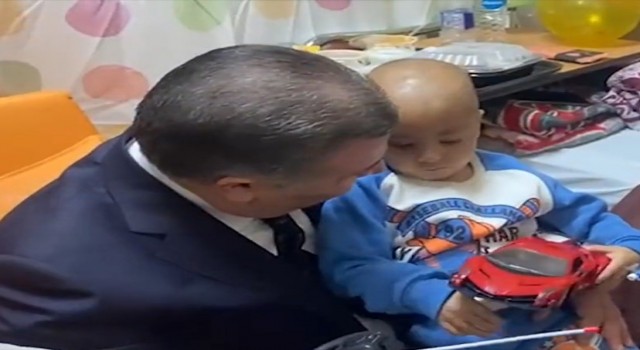Bakan Koca, Kahirede Gazzeli yaralı ve kanser hastası çocukları ziyaret etti