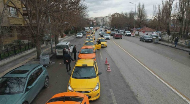 Ankarada taksiciler taksimetre ücretlerini güncellemek için uzun sıralar oluşturdu
