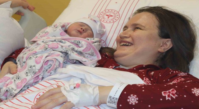 İzmirde yeni yılın ilk bebeği Yüsra Güleç oldu