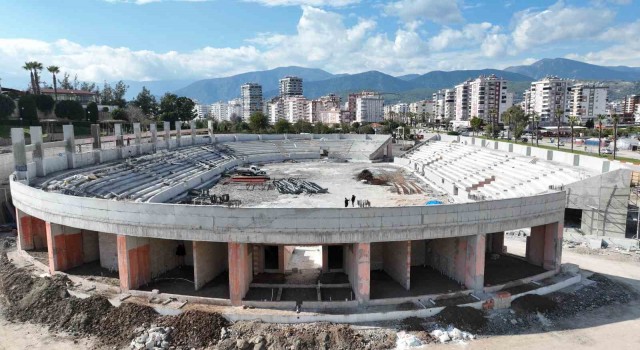 Kumlucanın yeni simgesi Atatürk Stadyumu hızla yükseliyor