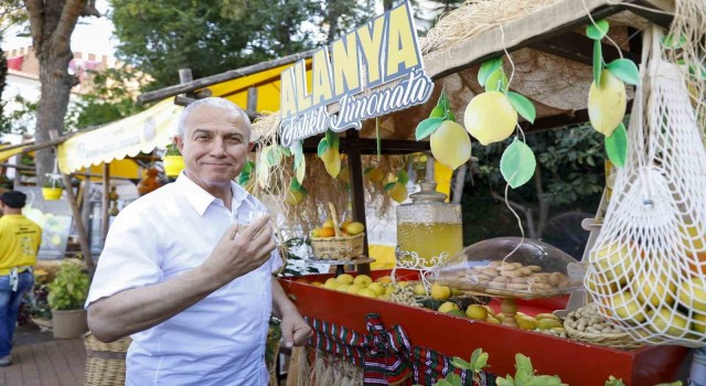 Alanya'nın tescilli ürünü fıstıklı limonatayı festivalde başkan tanıttı